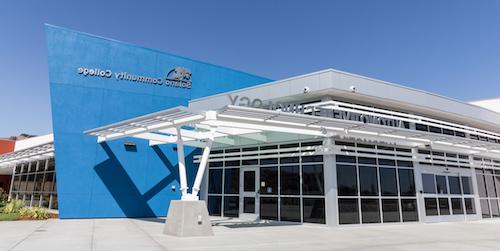 SCC的汽车技术大楼位于阿斯科特和特纳公园大道的Vallejo中心